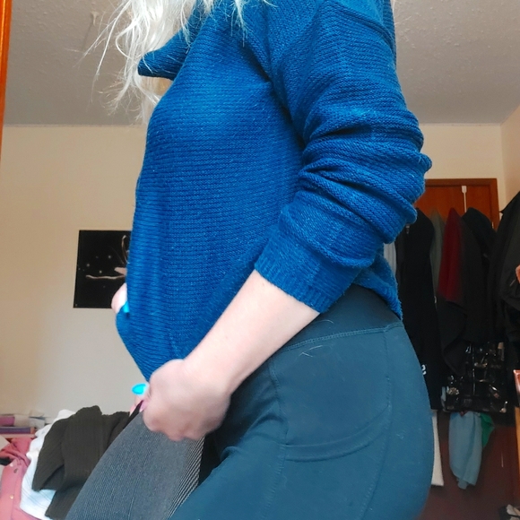 A blue cowlneck sweater - Picture 3 of 3